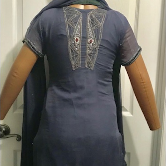 Gray georgette with silver and red work - Picture 3 of 3